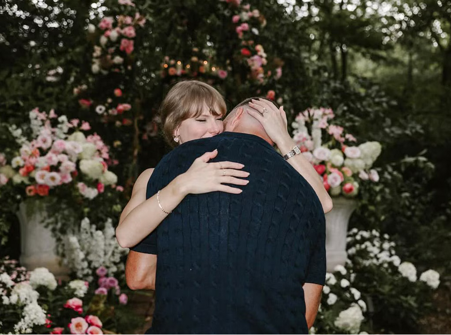 Taylor Swift Travis Kelce Engagement Photos